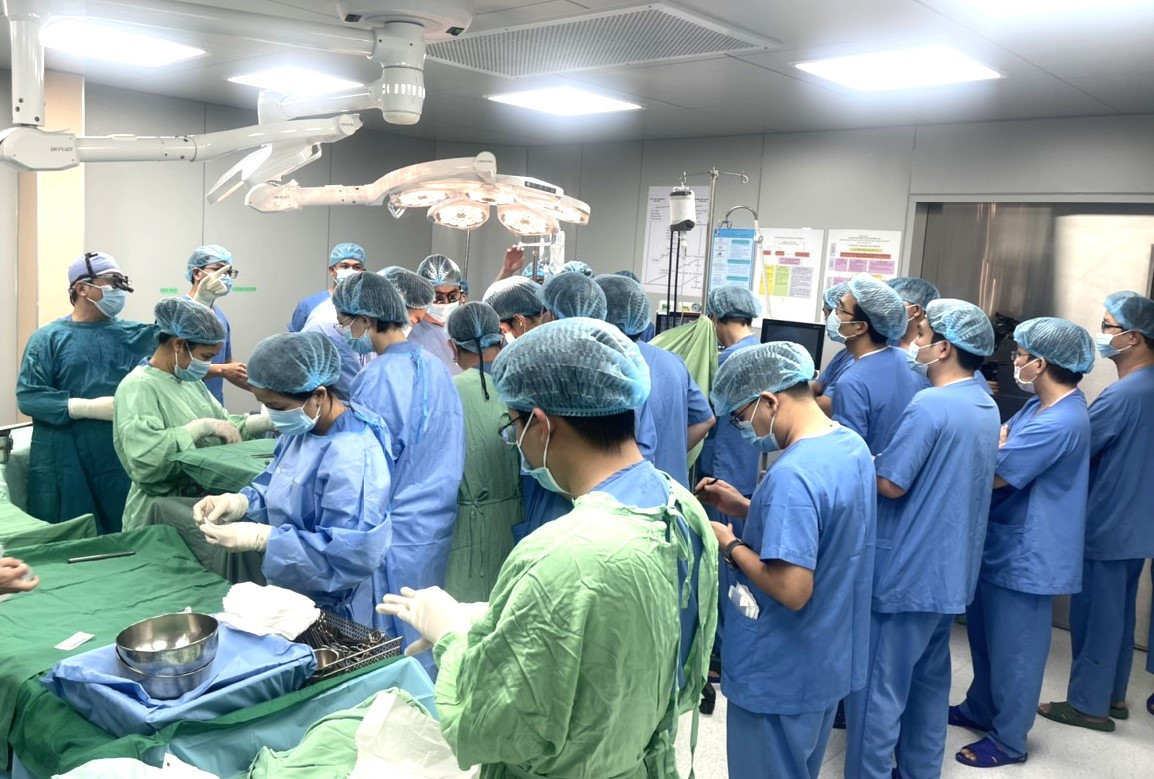 Với sự nỗ lực của toàn bộ ekip, ca phẫu thuật thành công tốt đẹp Với sự nỗ lực của toàn bộ ekip, ca phẫu thuật thành công tốt đẹp