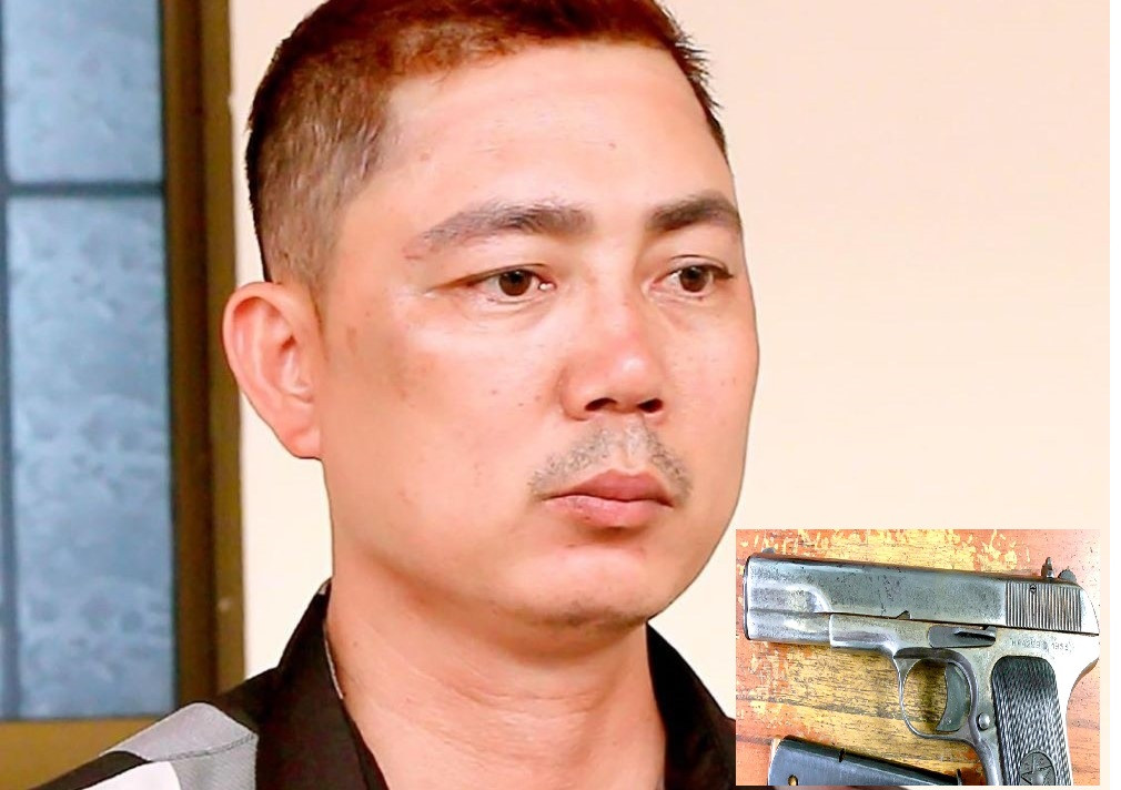 Lê Xuân Thắng và khẩu súng mang theo vào khách sạn Ảnh: Công an Bình Phước Lê Xuân Thắng và khẩu súng mang theo vào khách sạn Ảnh: Công an Bình Phước