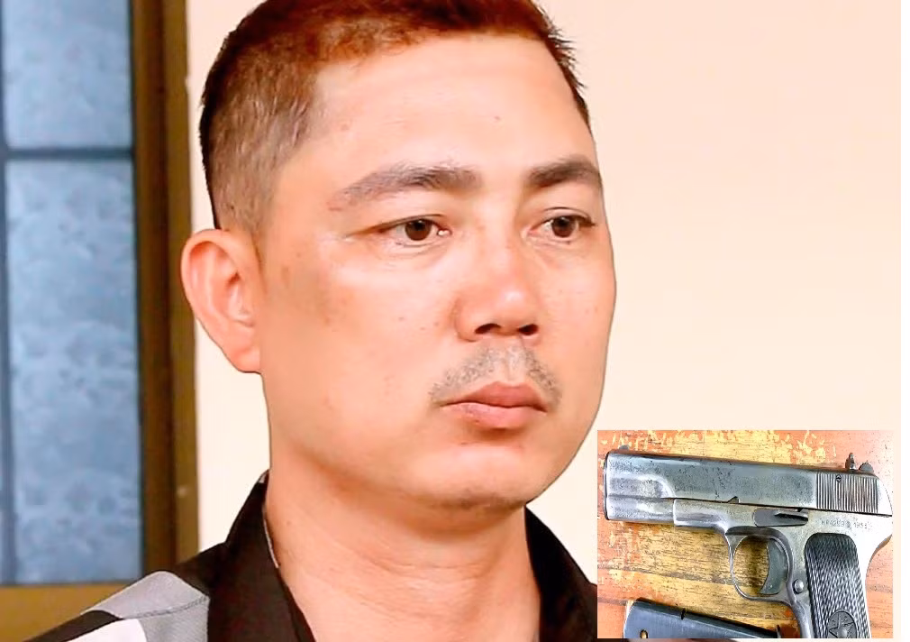 Lê Xuân Thắng và khẩu súng mang theo vào khách sạn Ảnh: Công an Bình Phước