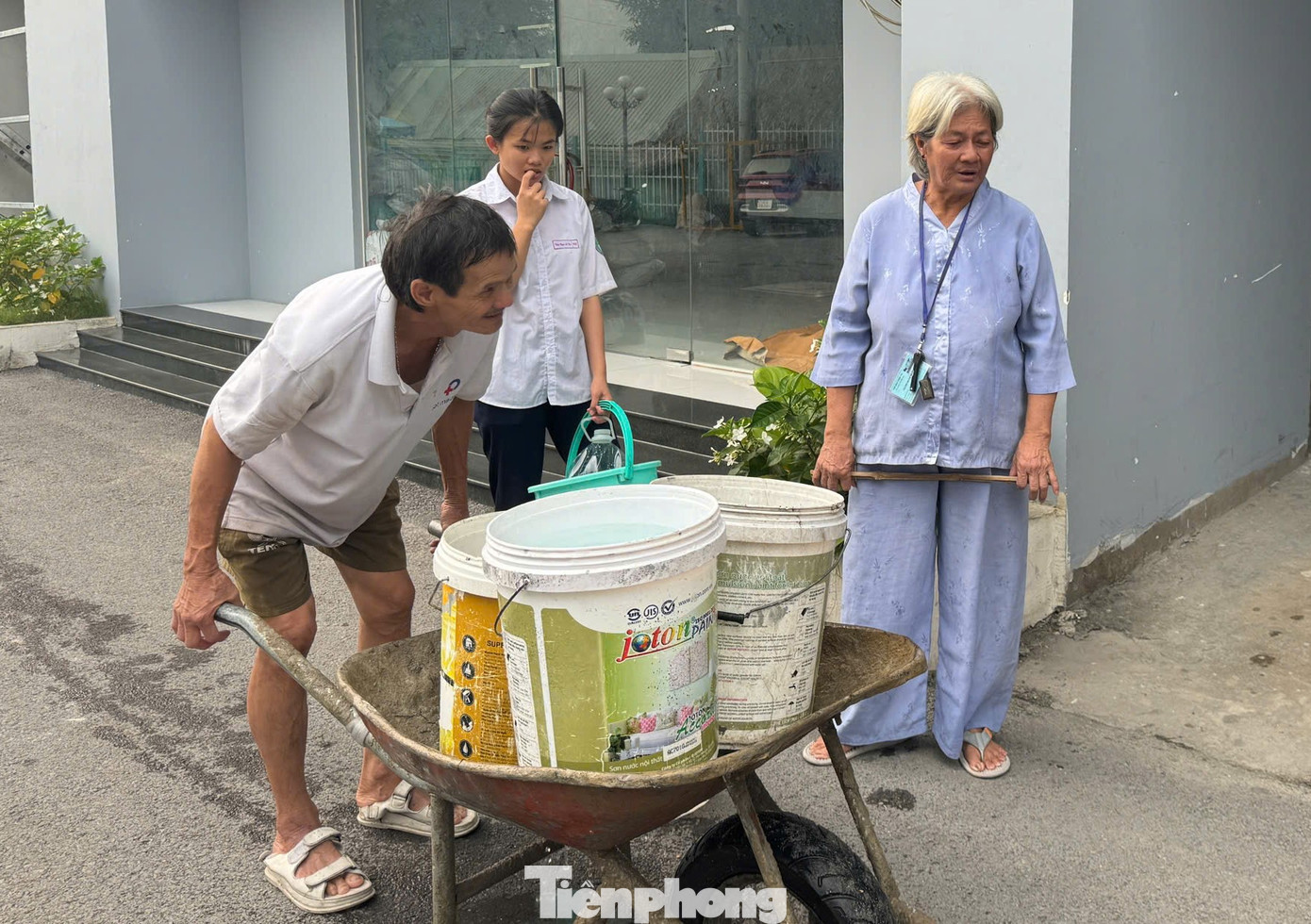 Những người lớn tuổi vẫn phải đi ra ngoài để xin nước về dùng do chung cư bị cúp nước