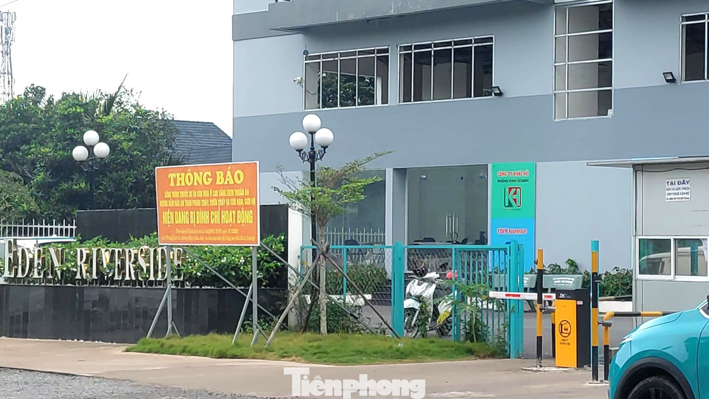 Bên ngoài chung cư treo bảng thông báo công trình đang bị đình chỉ hoạt động