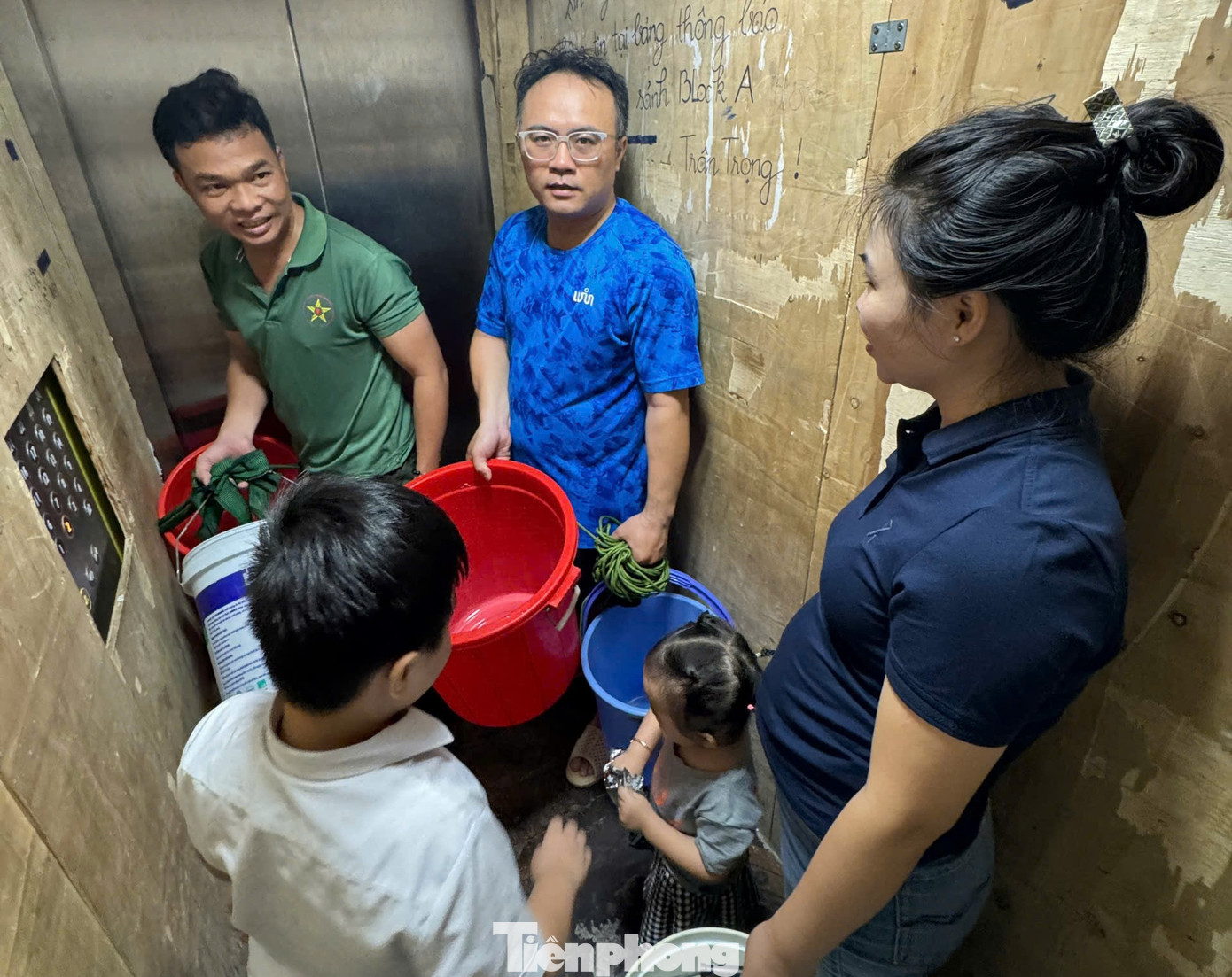 Cư dân phải mang thùng đi ra ngoài lấy nước về sinh hoạt do chung cư bị cúp nước