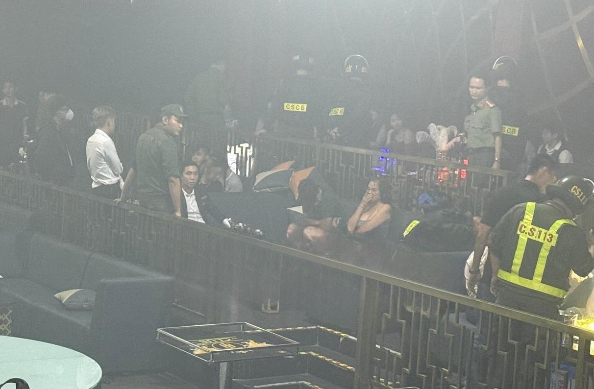 Công an kiểm tra quán bar TH Club và phát hiện nhiều người dương tính với chất ma túy Công an kiểm tra quán bar TH Club và phát hiện nhiều người dương tính với chất ma túy