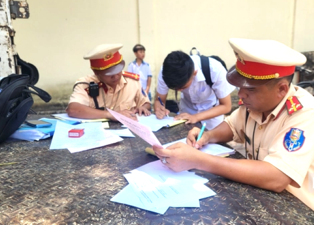 Cảnh sát giao thông tỉnh Bình Phước xử lý các trường hợp học sinh chưa đủ tuổi đi xe máy Ảnh: Tư liệu Cảnh sát giao thông tỉnh Bình Phước xử lý các trường hợp học sinh chưa đủ tuổi đi xe máy Ảnh: Tư liệu