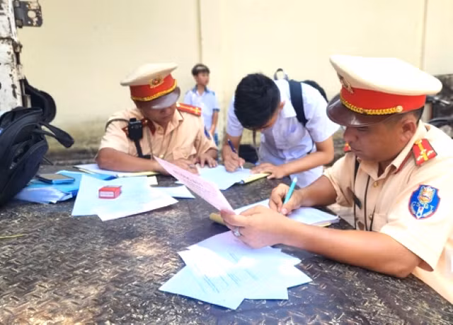 Cảnh sát giao thông tỉnh Bình Phước xử lý các trường hợp học sinh chưa đủ tuổi đi xe máy Ảnh: Tư liệu Cảnh sát giao thông tỉnh Bình Phước xử lý các trường hợp học sinh chưa đủ tuổi đi xe máy Ảnh: Tư liệu