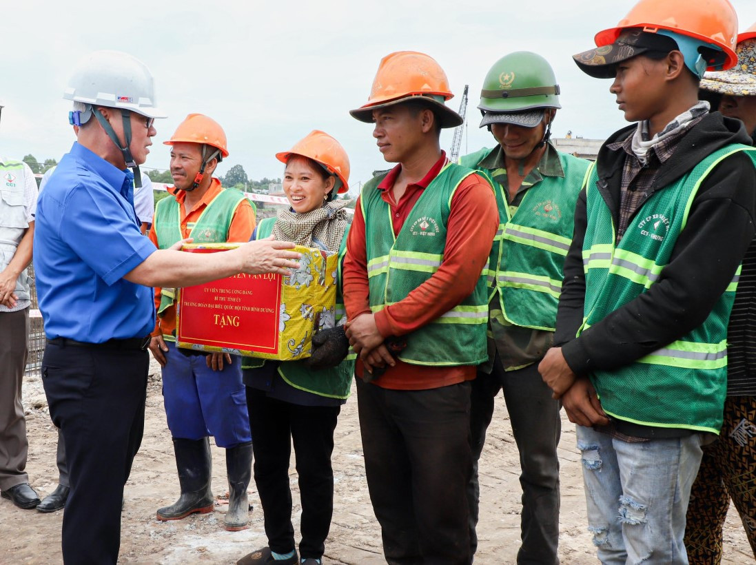 Bí thư Tỉnh ủy Bình Dương Nguyễn Văn Lợi tặng quà, động viên công nhân thi công dự án đường Vành đai 3 TPHCM đoạn qua Bình Dương
