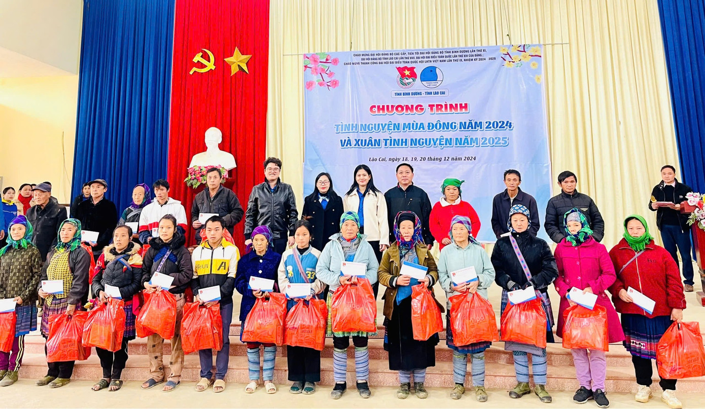 Ban tổ chức tặng quà cho người dân có hoàn cảnh khó khăn