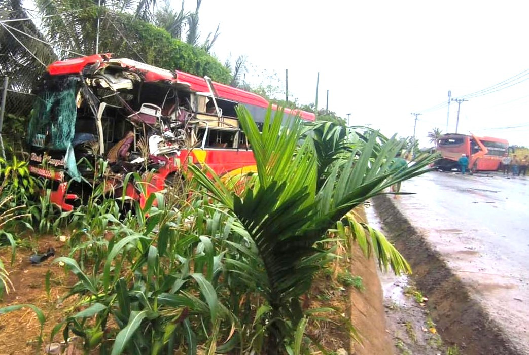 Hiện trường vụ hai xe khách đâm nhau trên tuyến quốc lộ 14