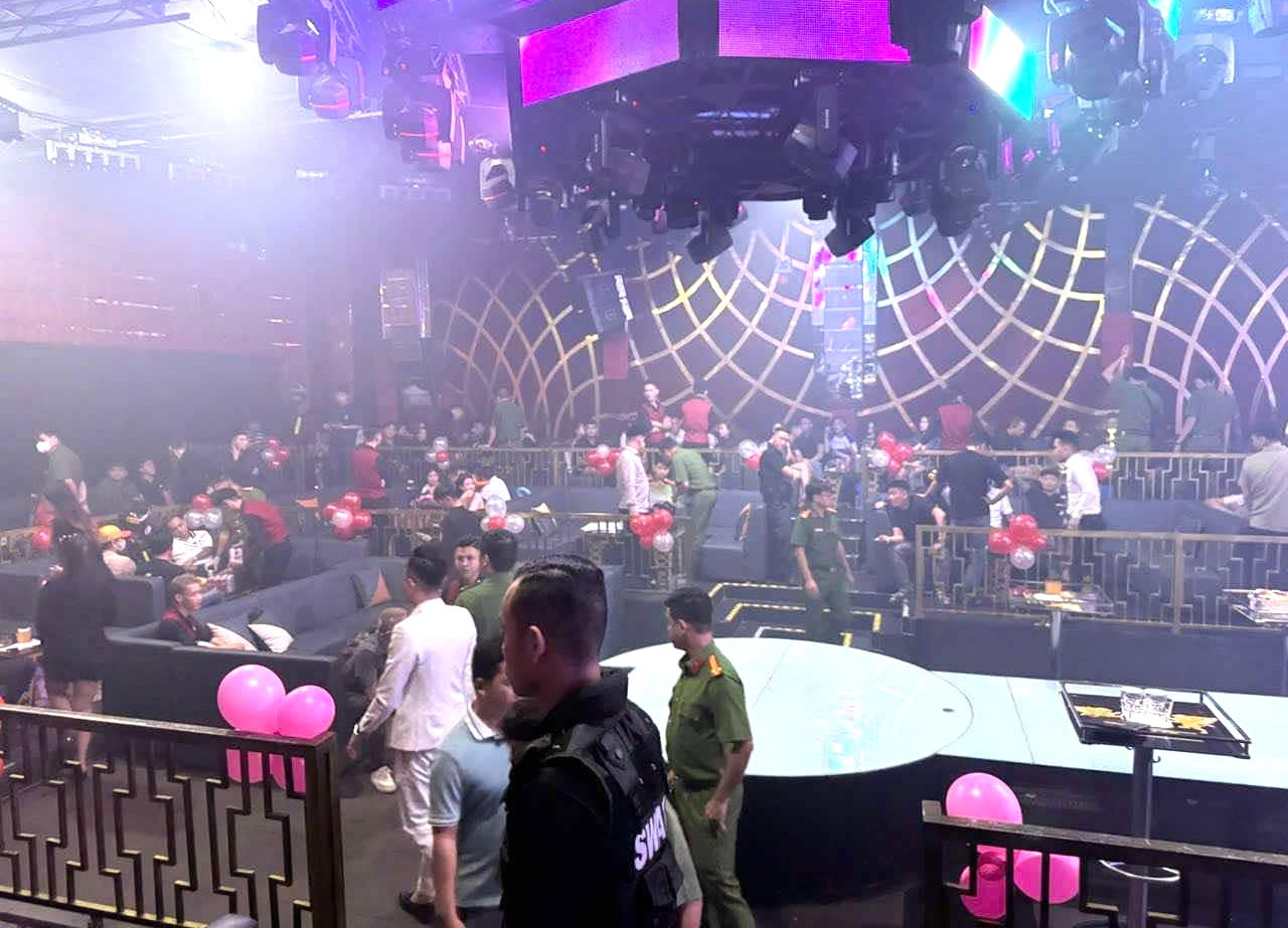 Lực lượng chức năng kiểm tra quán bar