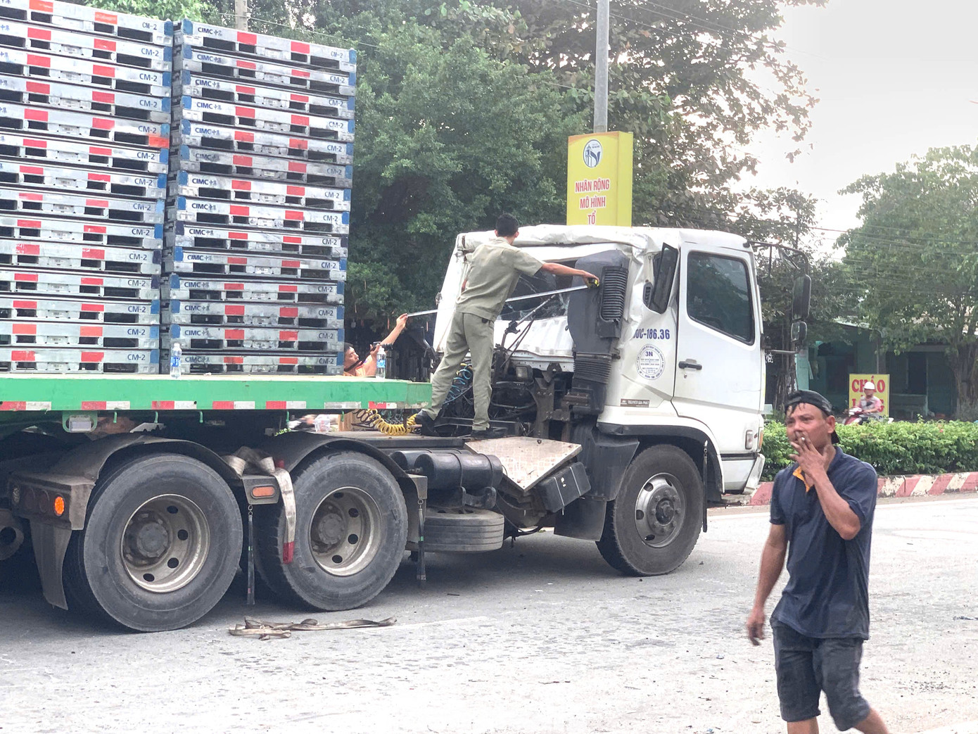 Lực lượng chức năng kiểm tra xe để xử lý theo quy định