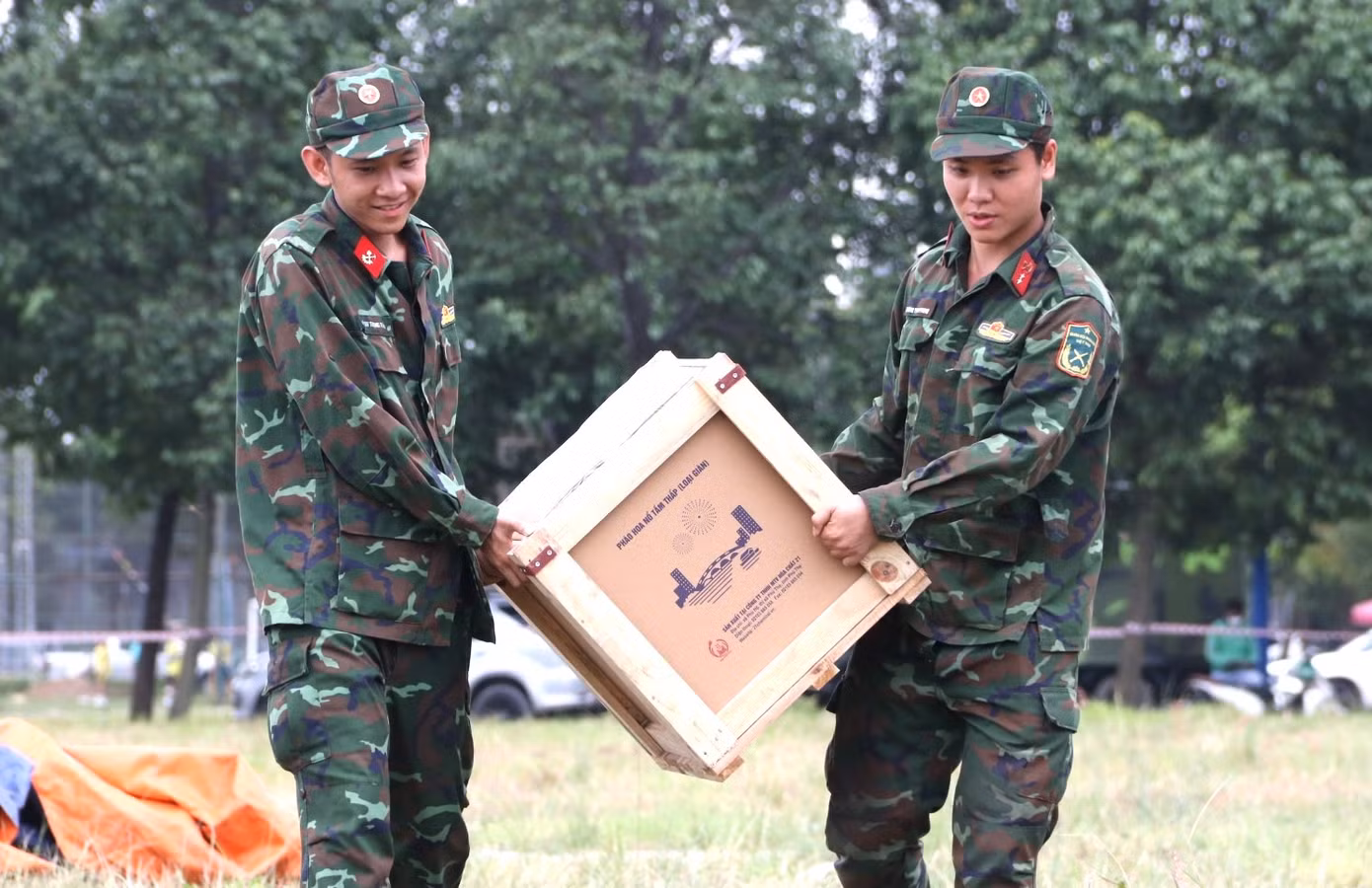 Các chiến sĩ thực hiện hoạt động bắn pháo hoa tại Bình Dương Ảnh: tư liệu