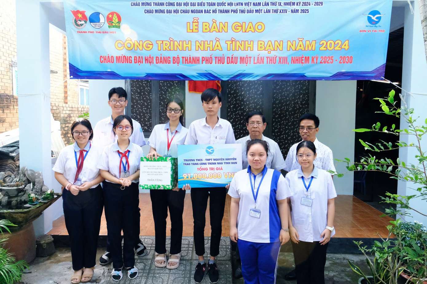 Bạn học tới chúc mừng Lê Thanh Phúc nhận ngày nhận bàn giao công trình "Nhà tình bạn"