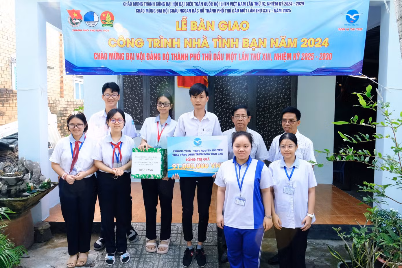 Bạn học tới chúc mừng Lê Thanh Phúc nhận ngày nhận bàn giao công trình "Nhà tình bạn"