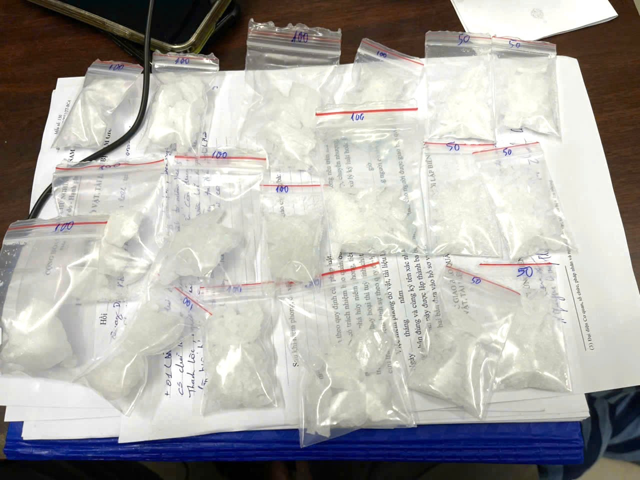 Ma túy được phát hiện khi cảnh sát ập vào căn nhà có người cảnh giới