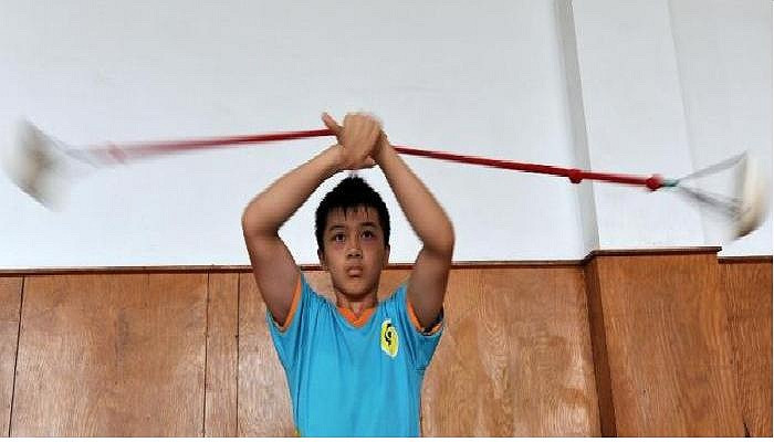 Một cậu học sinh 14 tuổi đang biểu diễn màng múa dây