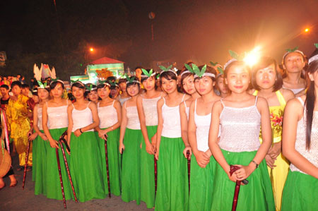 Hương sắc xứ trà có những cô gái Thái Nguyên duyên dáng trong lễ phục tuyệt đẹp mang đậm nét văn hóa của vùng chè ngon nhất cả nước. Hương sắc xứ trà có những cô gái Thái Nguyên duyên dáng trong lễ phục tuyệt đẹp mang đậm nét văn hóa của vùng chè ngon nhất cả nước