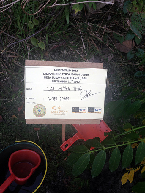 Trồng cây lưu niệm