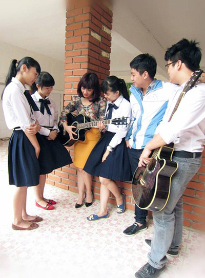 Cô giáo trường chuyên Lam Sơn (Thanh Hóa) đàn guitar tặng học trò
