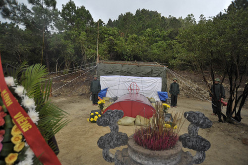 Chiến sĩ mặc áo mưa bảo vệ mộ Đại tướng