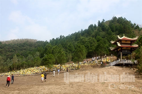 Nhiều người dân đang tìm về nơi an nghỉ của Đại tướng để bày tỏ lòng thành kính, tri ân