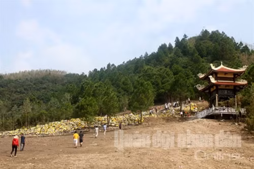 Nhiều người dân đang tìm về nơi an nghỉ của Đại tướng để bày tỏ lòng thành kính, tri ân