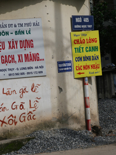 Nhiều tuyến phố vẫn treo biển Tiết canh