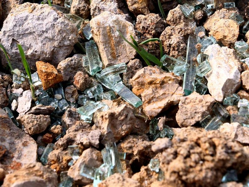 Mảnh kính xe vỡ ở hiện trường