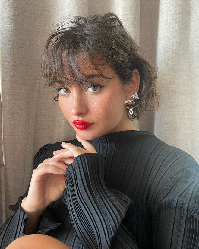 Son đỏ được xem là biểu tượng của vẻ đẹp và sự nữ tính, nhưng nó cũng từng được cho là dấu hiệu của rắc rối và tội lỗi. Son đỏ được xem là biểu tượng của vẻ đẹp và sự nữ tính, nhưng nó cũng từng được cho là dấu hiệu của rắc rối và tội lỗi.