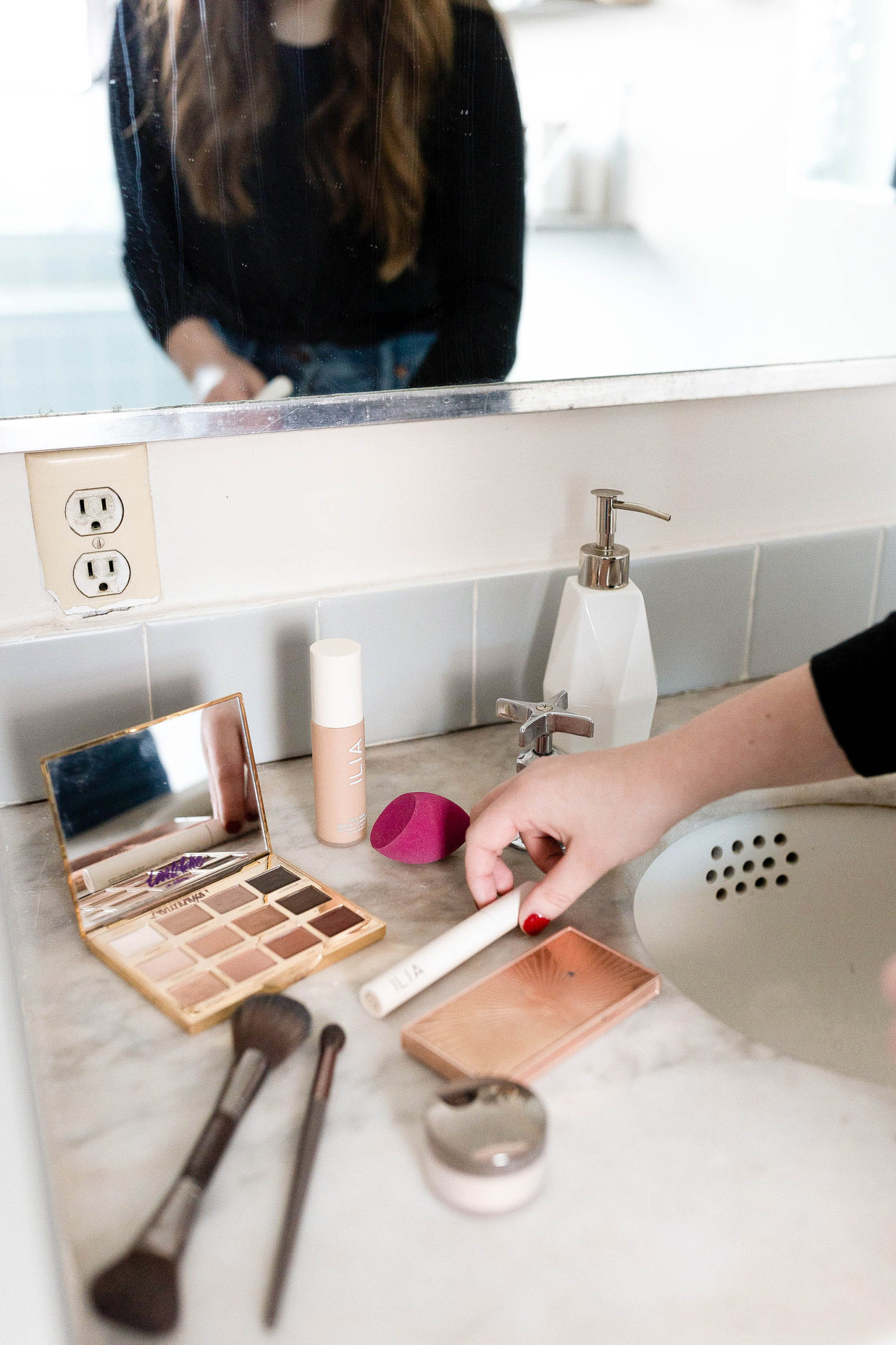 Rửa cọ với nước ấm và dầu gội lành tính.