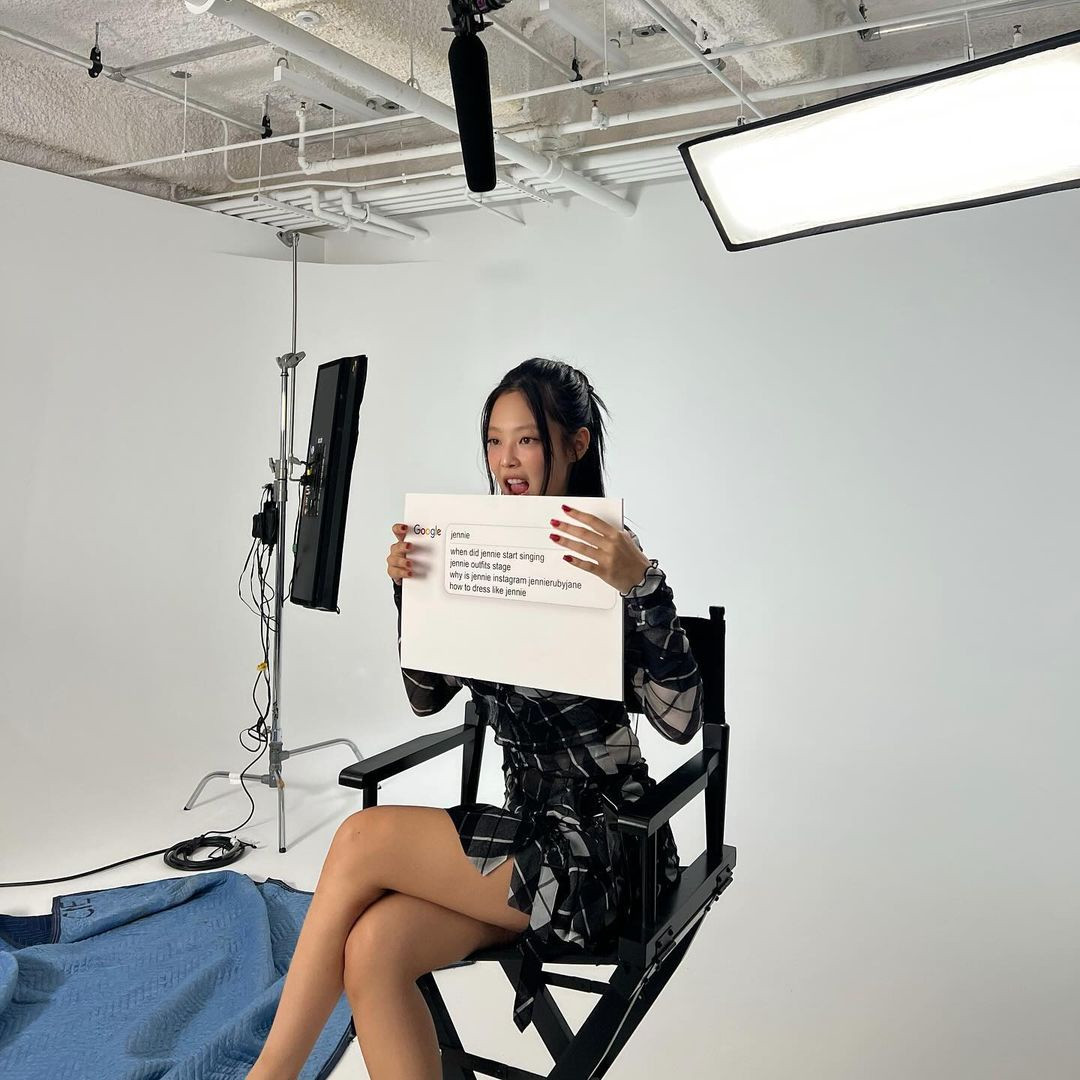 Để phối hợp với bộ nail của mình, Jennie đã để tóc dài sóng đen và trang điểm lấp lánh. Để phối hợp với bộ nail của mình, Jennie đã để tóc dài sóng đen và trang điểm lấp lánh.