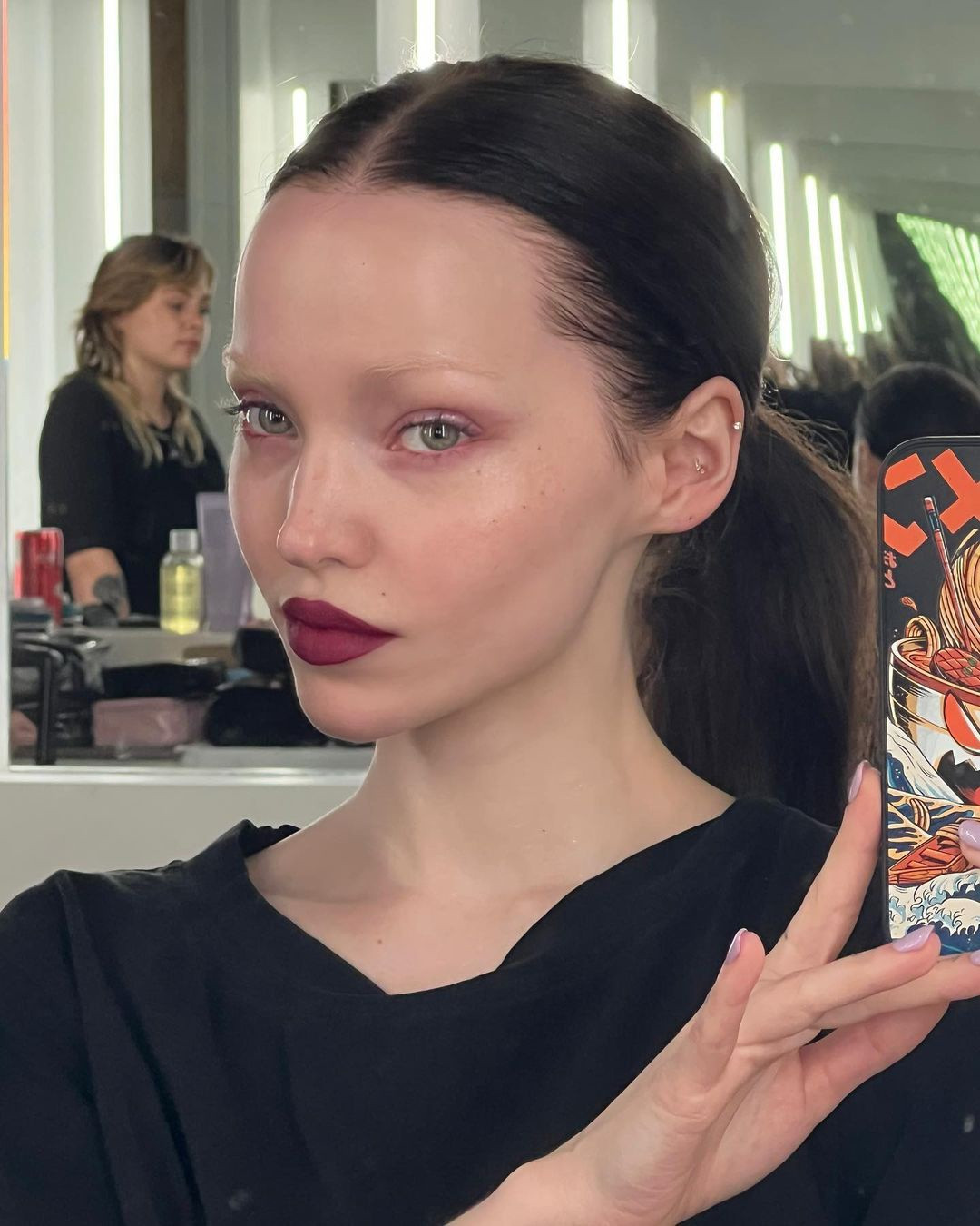 Nhớ là đôi mắt chỉ phơn phớt thôi nhé! Nhớ là đôi mắt chỉ phơn phớt thôi nhé!