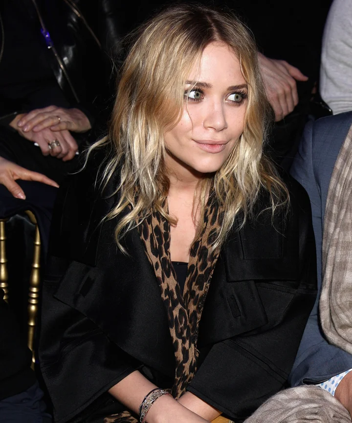 Chiếc khăn quàng cổ là món phụ kiện yêu thích của các chị em nhà Olsen. Chiếc khăn quàng cổ là món phụ kiện yêu thích của các chị em nhà Olsen.