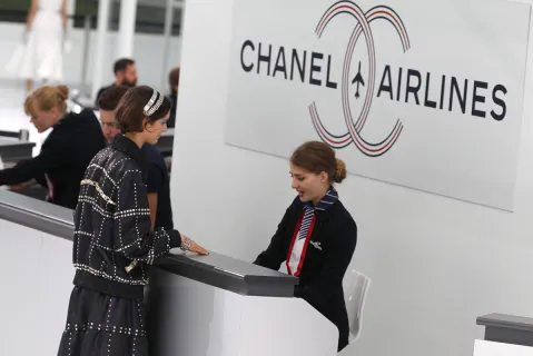 Những người bán thiệp mời thường là image consultants (cố vấn hình ảnh). Những người bán thiệp mời thường là image consultants (cố vấn hình ảnh).