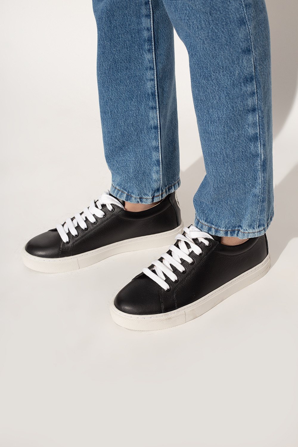 Hãy chọn những đôi sneaker tối giản, màu trung tính như trắng, đen. Hãy chọn những đôi sneaker tối giản, màu trung tính như trắng, đen.