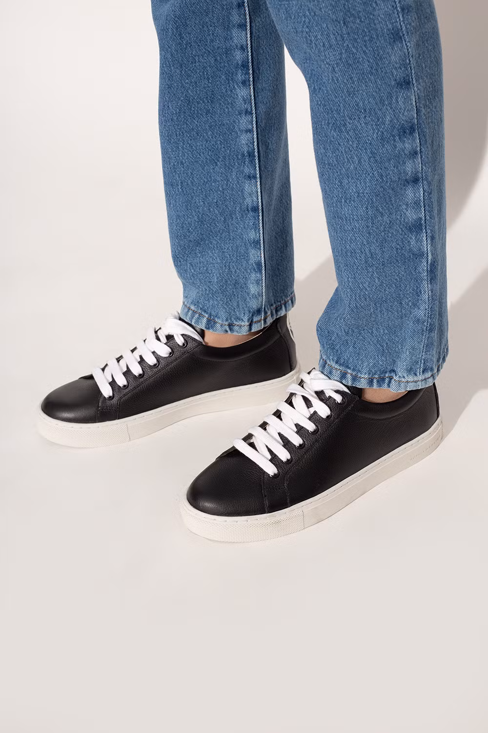 Hãy chọn những đôi sneaker tối giản, màu trung tính như trắng, đen.