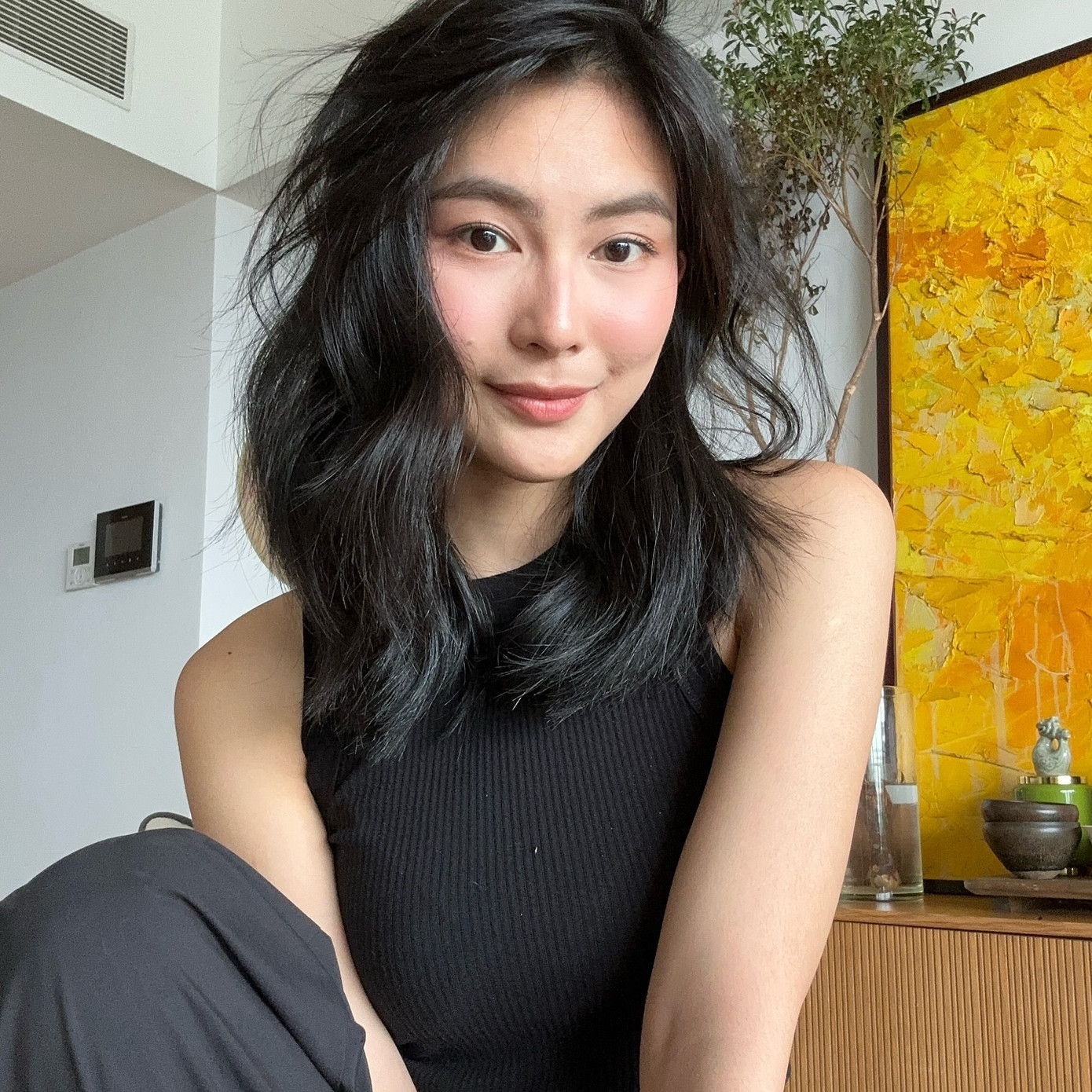 Cơ thể thiếu nước và các yếu tố môi trường, việc sử dụng sản phẩm chăm sóc tóc chứa các thành phần có hại là nguyên nhân gây thiếu độ ẩm.