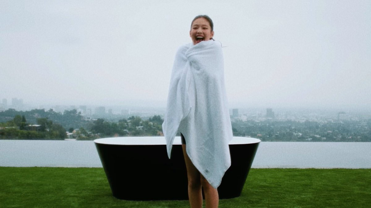 “Và có lẽ đó là lần đầu tiên, tôi cảm thấy tâm trạng được cải thiện rất nhanh, cùng với một sự giải tỏa cảm xúc toàn diện.” - Jennie hào hứng chia sẻ.