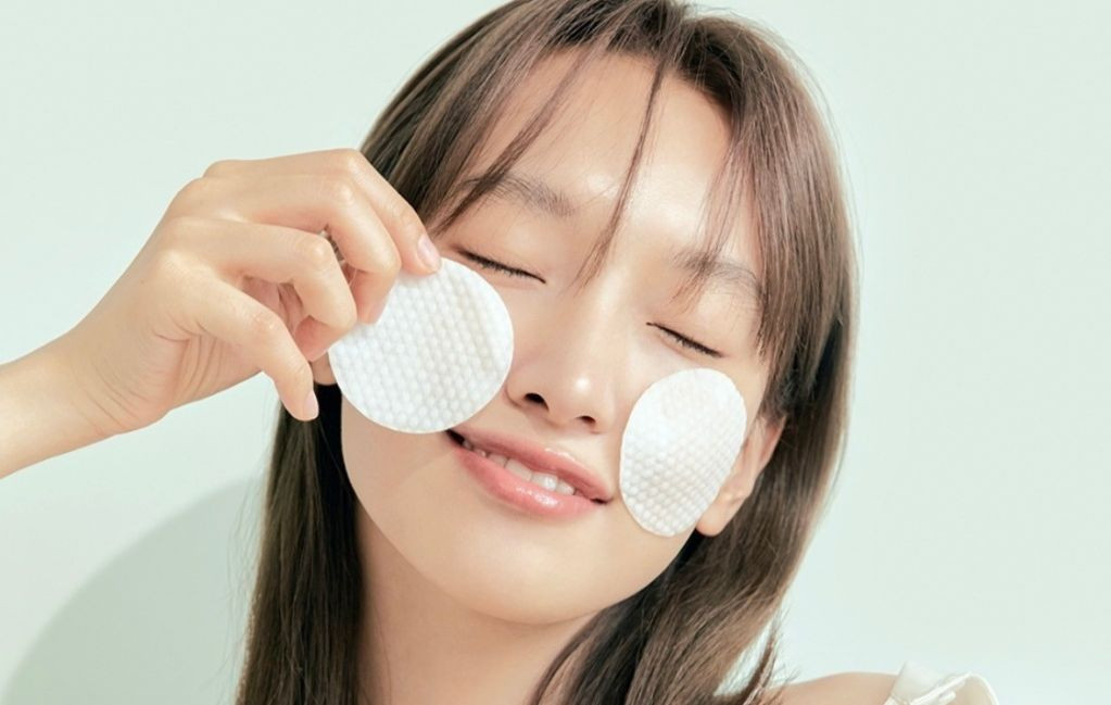 Miếng bông tẩy trang toner pad được mệnh danh là “vua của vua" về mặt tiện lợi.