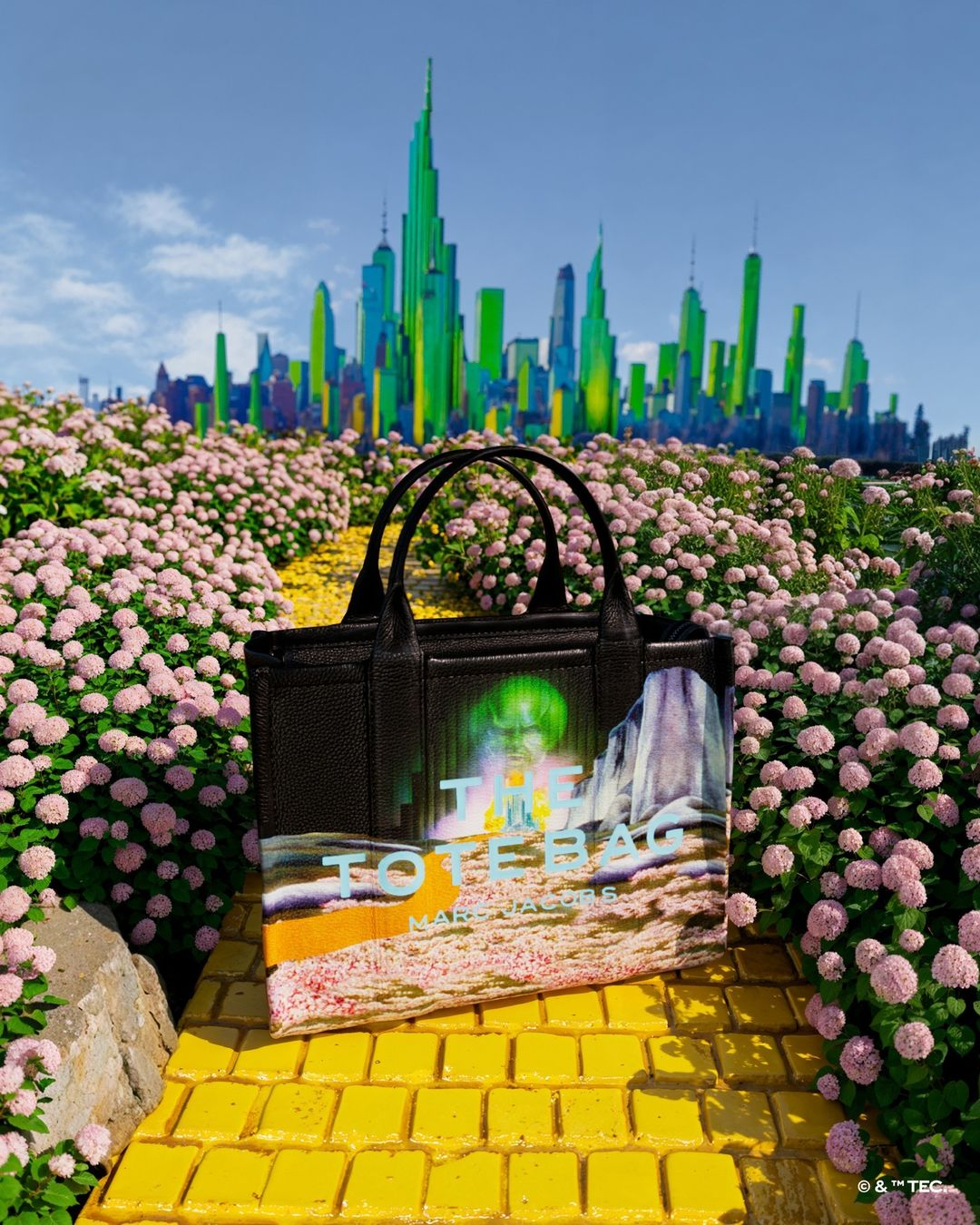 Túi xách The Tote Bag trong BST Marc Jacobs Mary Jane tạo nên xu hướng thời trang.