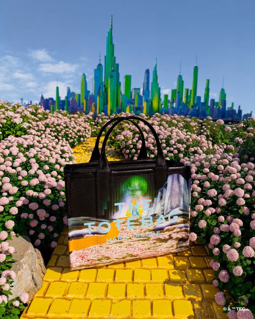 Túi xách The Tote Bag trong BST Marc Jacobs Mary Jane tạo nên xu hướng thời trang.