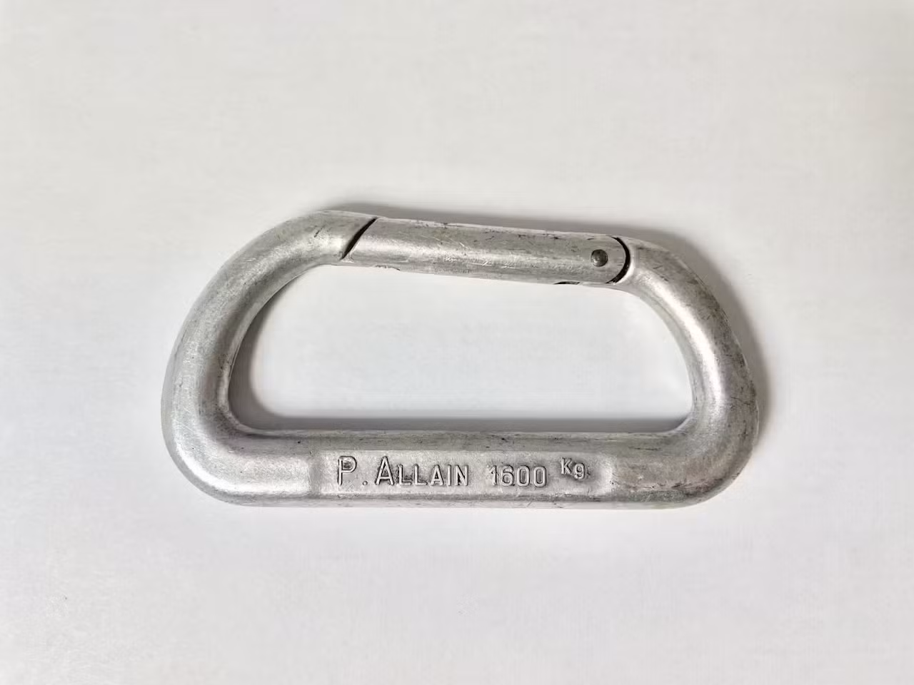 Móc khóa chữ “D” carabiner clips món đồ quen thuộc trong bộ môn leo núi.