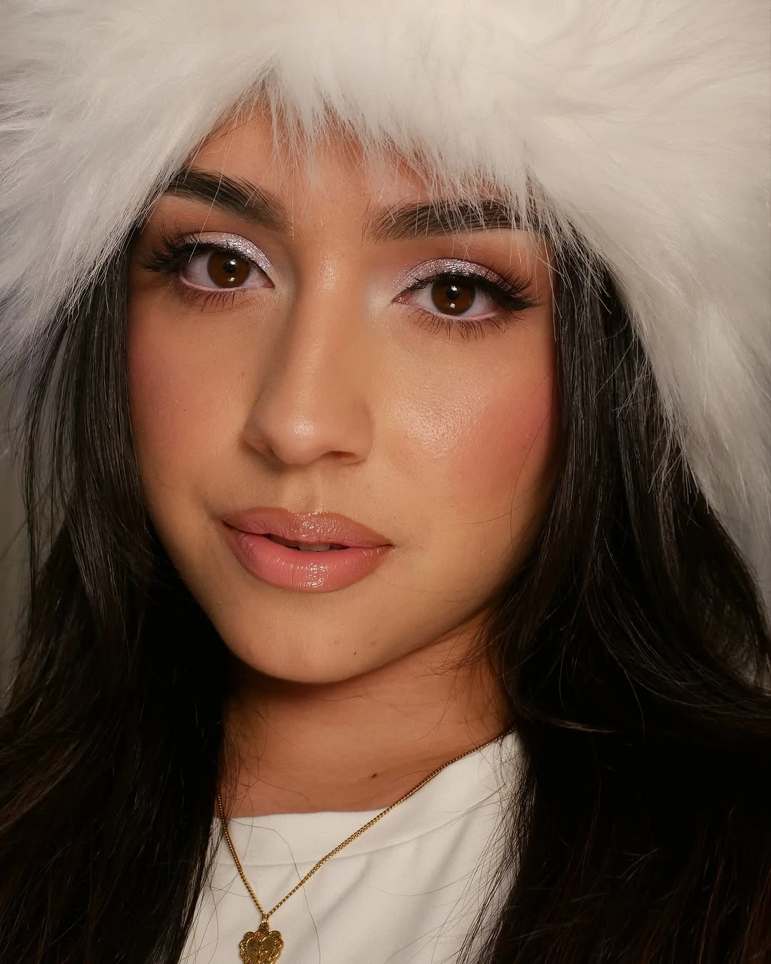 Điểm nhấn trong phong cách makeup băng giá chính là làn da tươi sáng, khỏe mạnh với một lớp sáng bóng nhẹ nhàng.