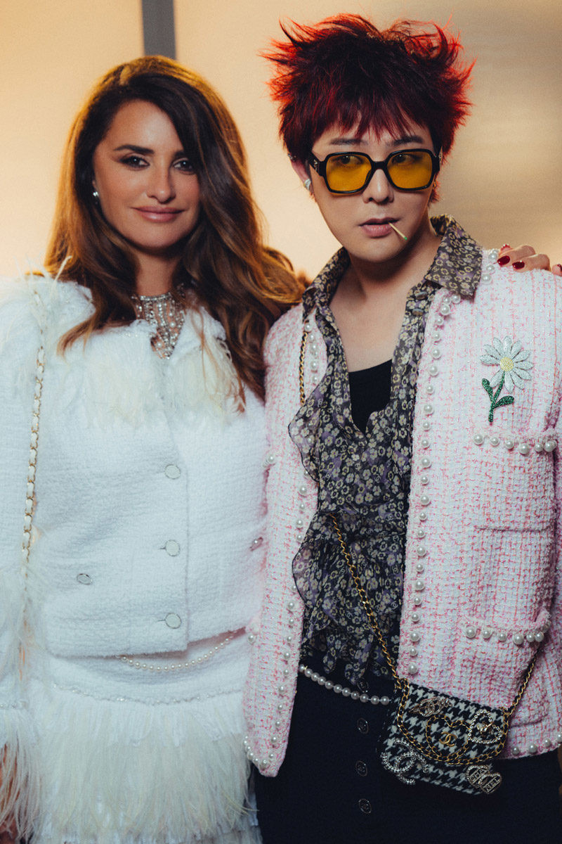 Ghim cài áo hình hoa cúc đắt đỏ từ thương hiệu cá nhân Peaceminusone, được G-Dragon chọn khi tham dự show CHANEL Cruise 2025. Ghim cài áo hình hoa cúc đắt đỏ từ thương hiệu cá nhân Peaceminusone, được G-Dragon chọn khi tham dự show CHANEL Cruise 2025.