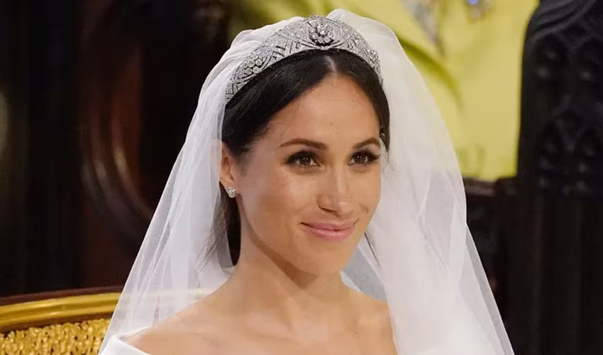 Cặp lông mày kiểu cổ điển trước đây của Meghan trông khá thưa, mỏng và nhạt màu.