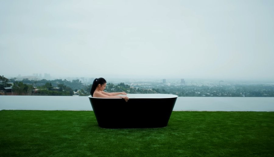 “Việc tắm nước lạnh đã trở thành một thói quen tự nhiên đối với tôi” - Jennie chia sẻ trong series Well, Well, Well của tạp chí Vogue.