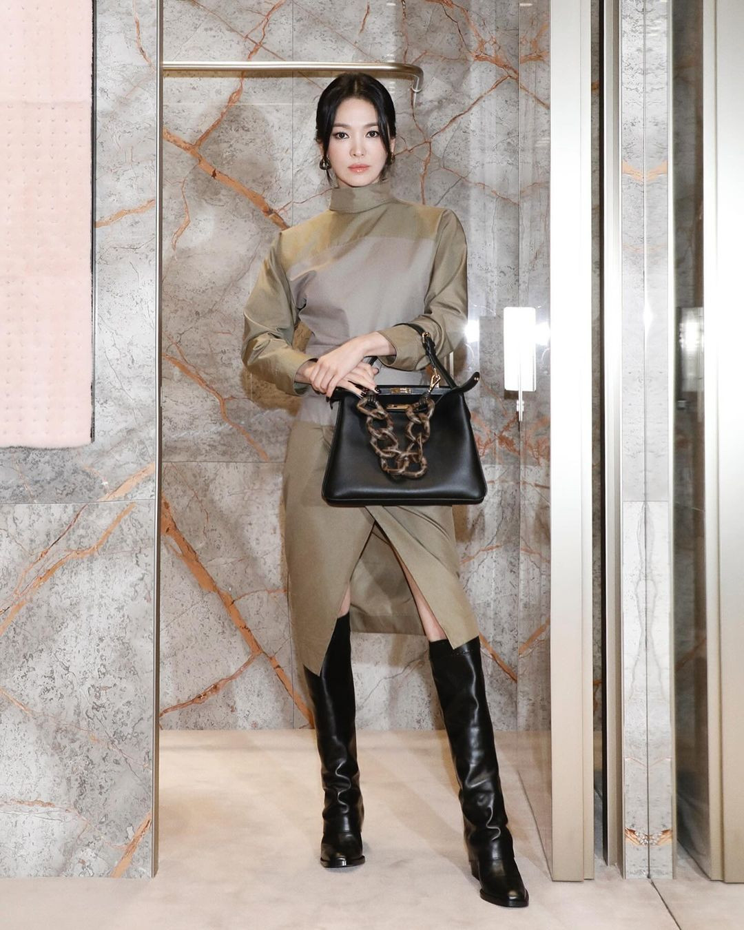 Đại sứ toàn cầu của Fendi - Song Hye Kyo diện đôi bốt cao bồi Fendi Peekaboo. Đại sứ toàn cầu của Fendi - Song Hye Kyo diện đôi bốt cao bồi Fendi Peekaboo.