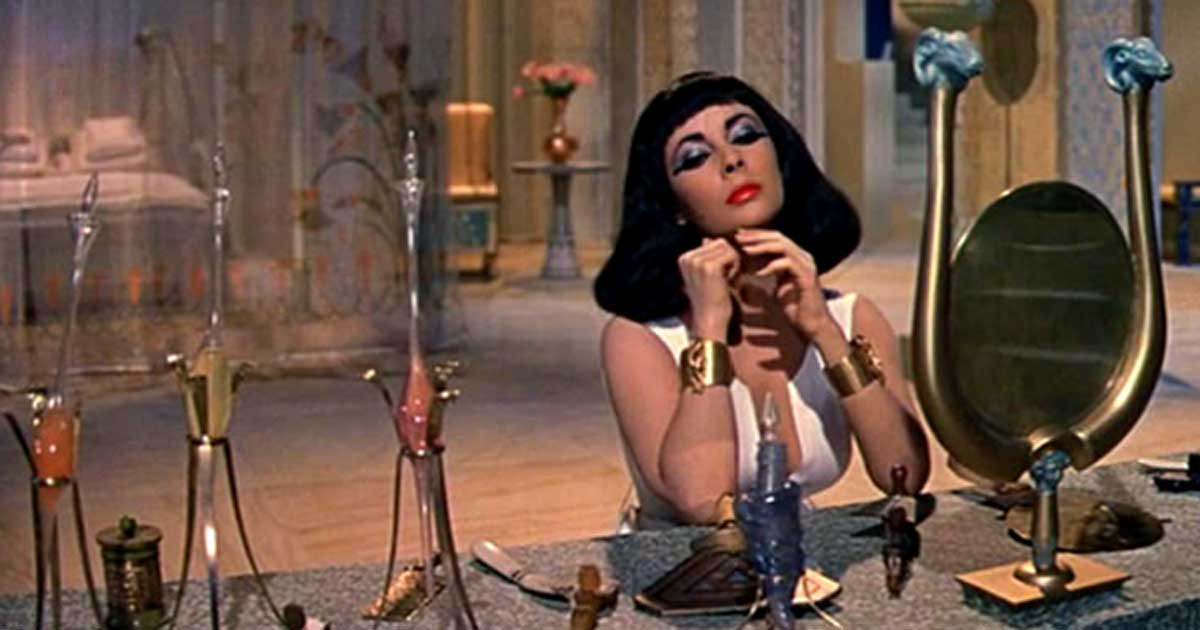 Nữ hoàng Cleopatra thường dùng son môi đỏ để trang điểm, kết hợp đôi mắt đen đầy quyền lực. Nữ hoàng Cleopatra thường dùng son môi đỏ để trang điểm, kết hợp đôi mắt đen đầy quyền lực.