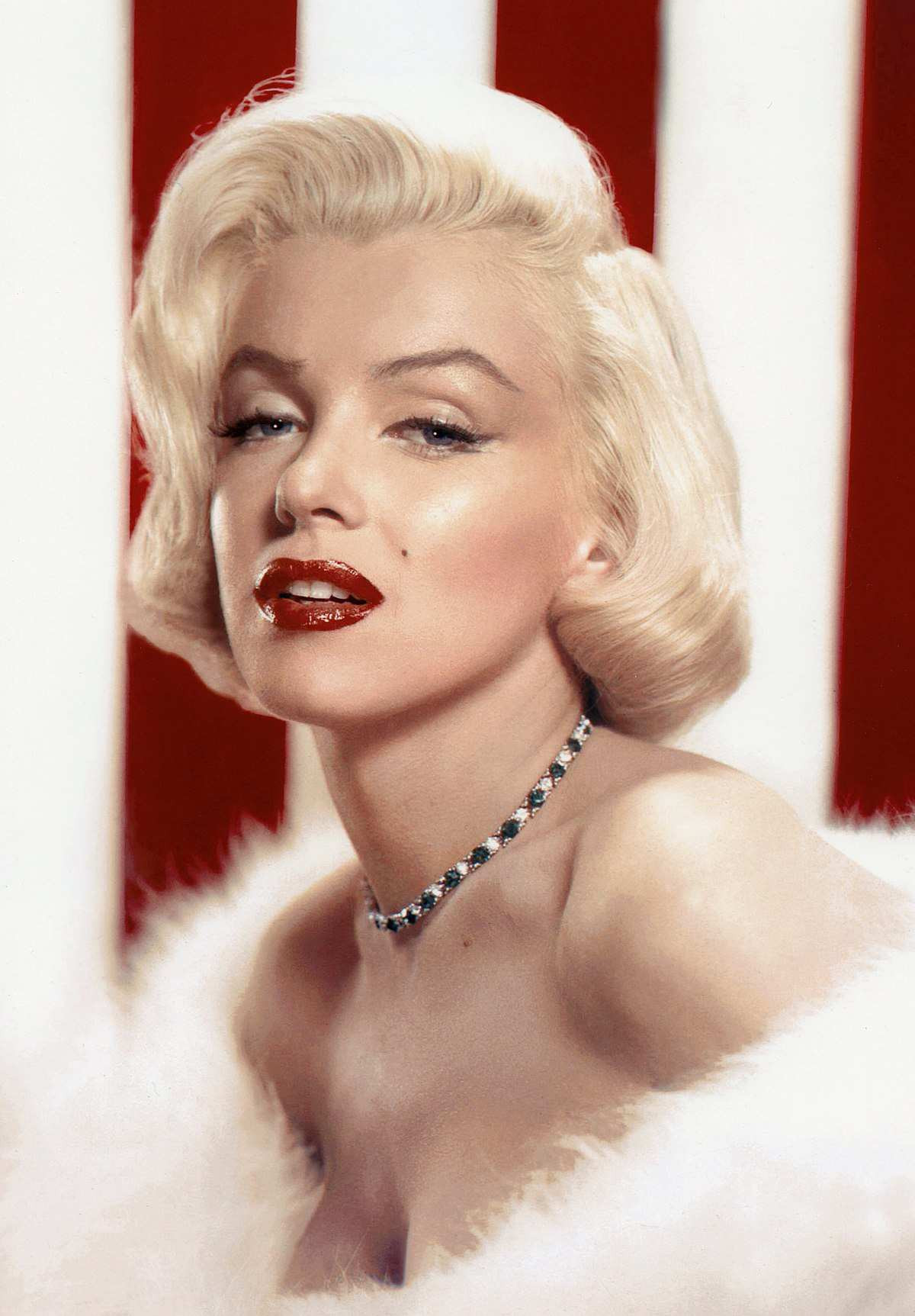 Những minh tinh màn bạc như Marilyn Monroe chinh phục thế giới với đôi môi đỏ trứ danh. Những minh tinh màn bạc như Marilyn Monroe chinh phục thế giới với đôi môi đỏ trứ danh.