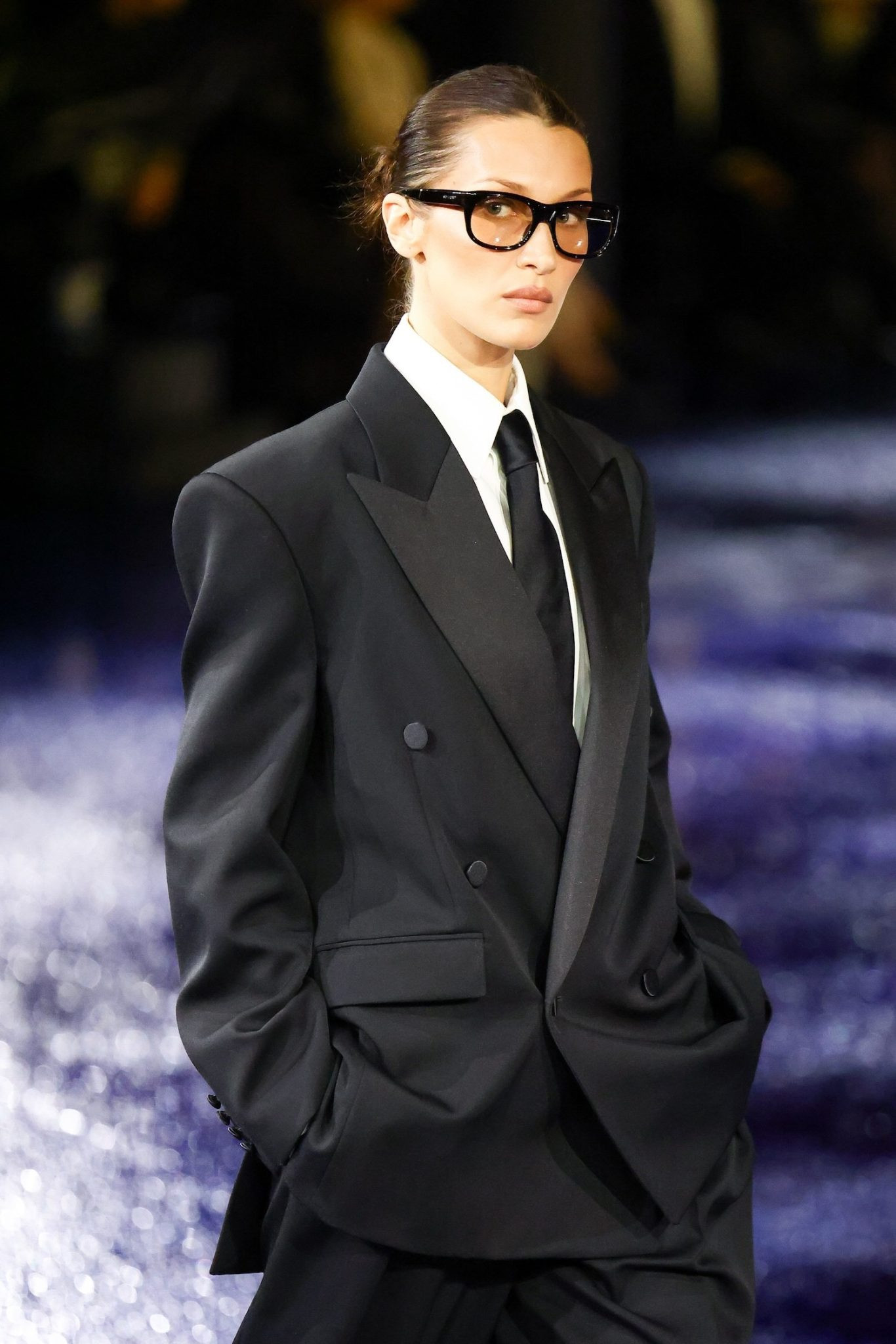 Sự xuất hiện trở lại của siêu mẫu Bella Hadid, cùng visual ăn nhập với tinh thần gốc của nhà mốt Saint Laurent đã góp phần nâng tầm sự kiện. Sự xuất hiện trở lại của siêu mẫu Bella Hadid, cùng visual ăn nhập với tinh thần gốc của nhà mốt Saint Laurent đã góp phần nâng tầm sự kiện.