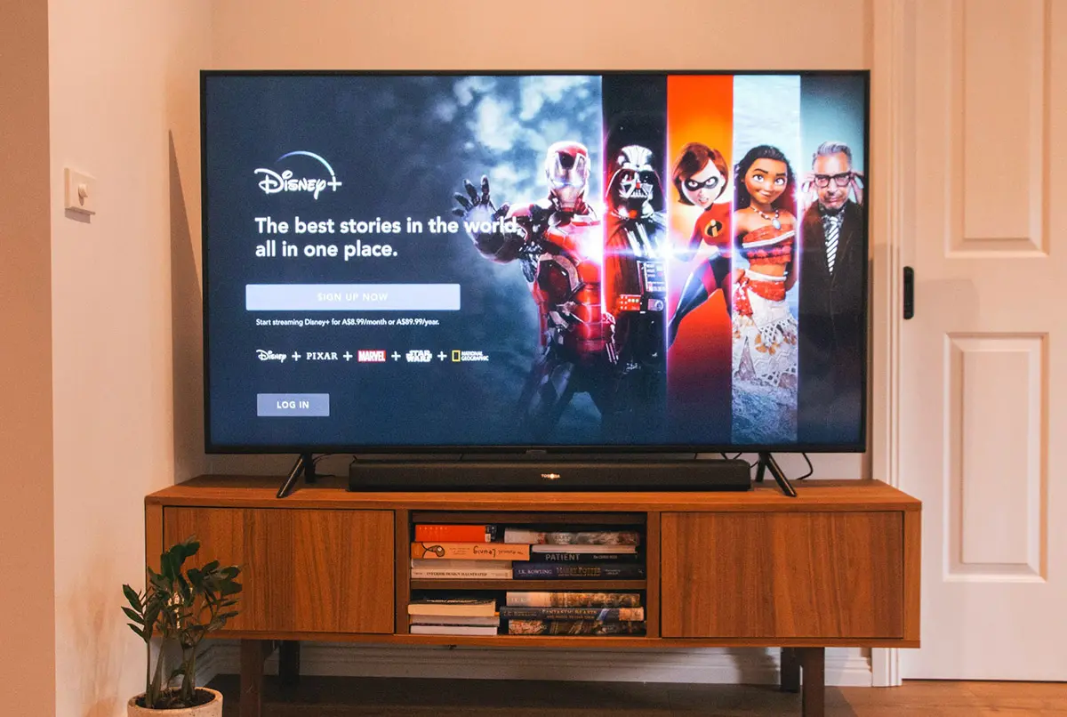 Một chiếc TV bật liên tục có thể khiến người khác nghĩ rằng bạn đang không muốn tiếp khách. Một chiếc TV bật liên tục có thể khiến người khác nghĩ rằng bạn đang không muốn tiếp khách.